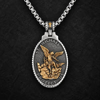 Collier de la Victoire de Saint Michel en finition or et argent sur fond sombre