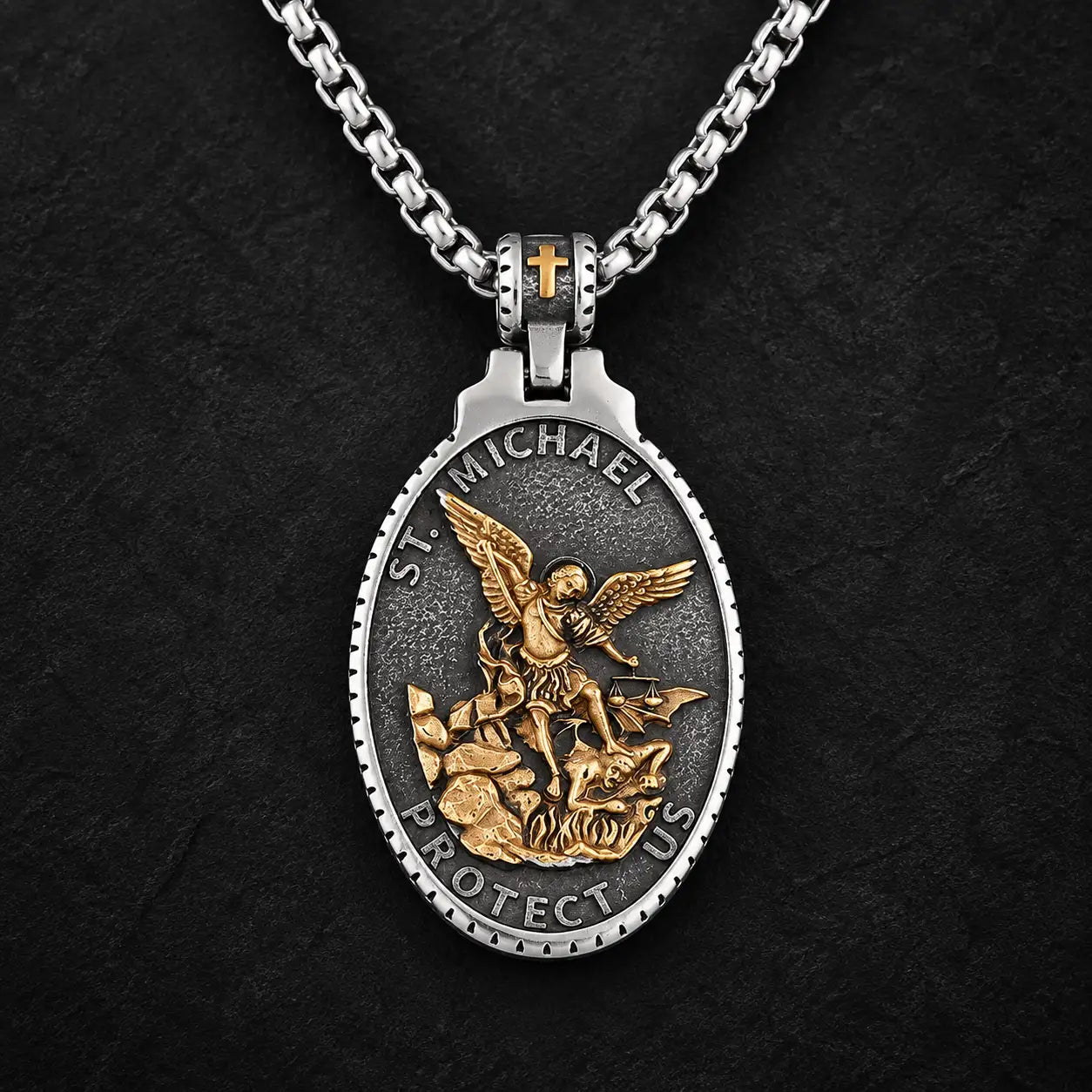 Collier de la Victoire de Saint Michel en finition or et argent sur fond sombre
