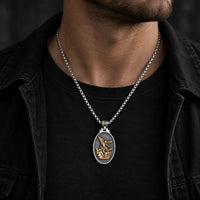Collier de la Victoire de Saint Michel porté par un homme en tenue sombre