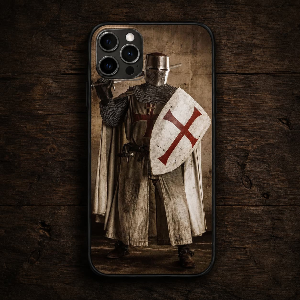 Coque iPhone Croix Templier iPhone en silicone avec chevalier templier et bouclier à croix rouge sur bois ancien.