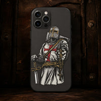 Coque iPhone Croix Templier en silicone avec chevalier templier tenant un chapelet dans une ambiance sombre.