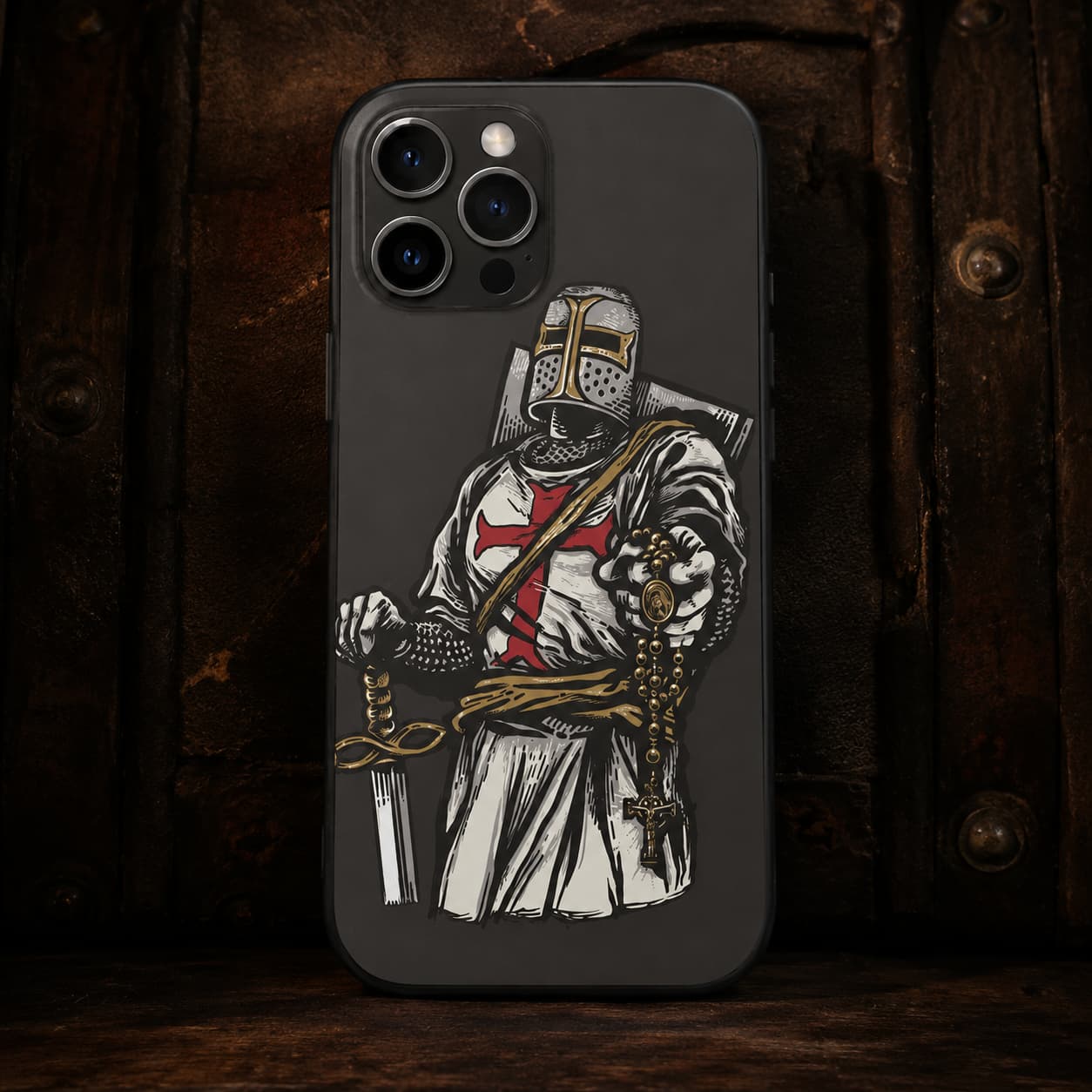 Coque iPhone Croix Templier en silicone avec chevalier templier tenant un chapelet dans une ambiance sombre.