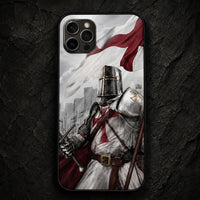Coque iPhone Croix Templier en silicone avec chevalier en armure et drapeau rouge sur fond de pierre sombre.