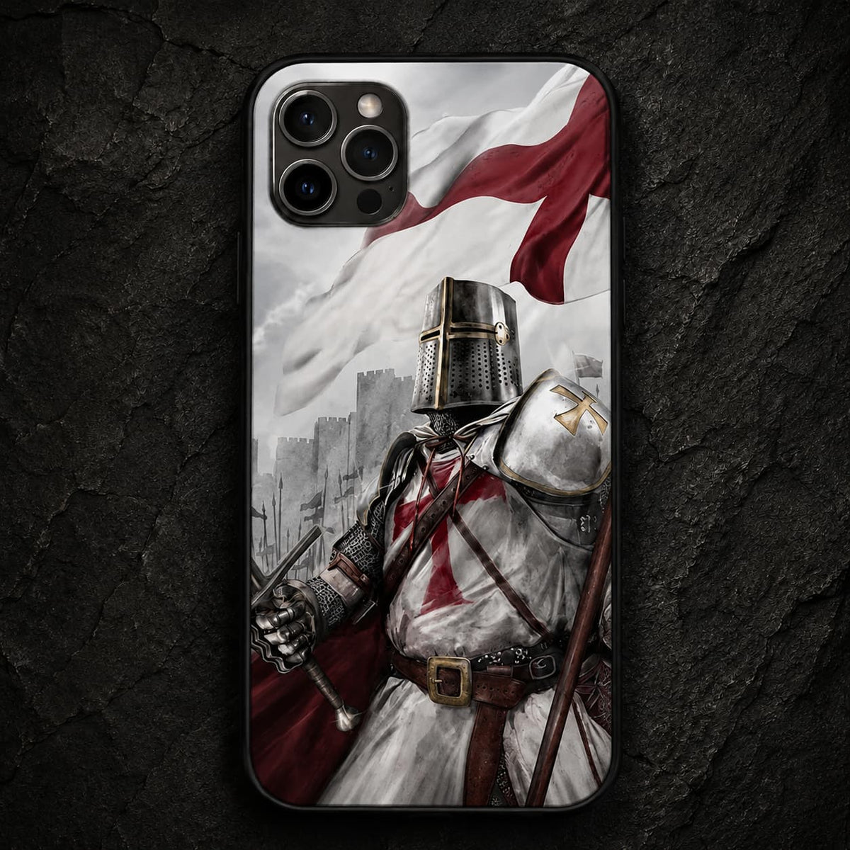 Coque iPhone Croix Templier en silicone avec chevalier en armure et drapeau rouge sur fond de pierre sombre.