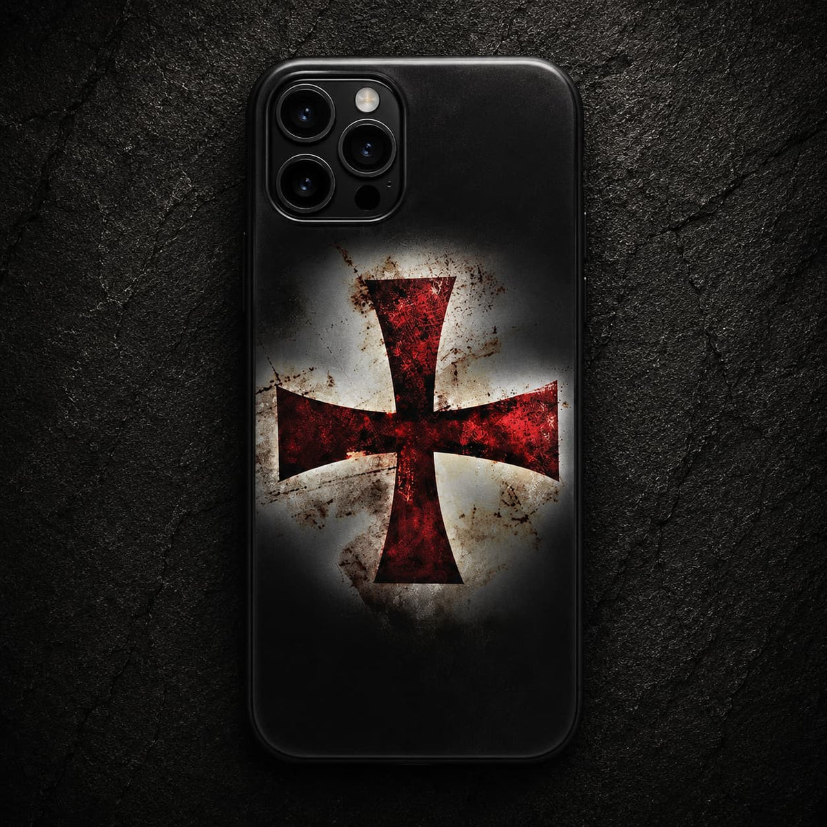 Coque iPhone Croix Templier en silicone noire avec croix rouge effet usé sur fond de pierre sombre.