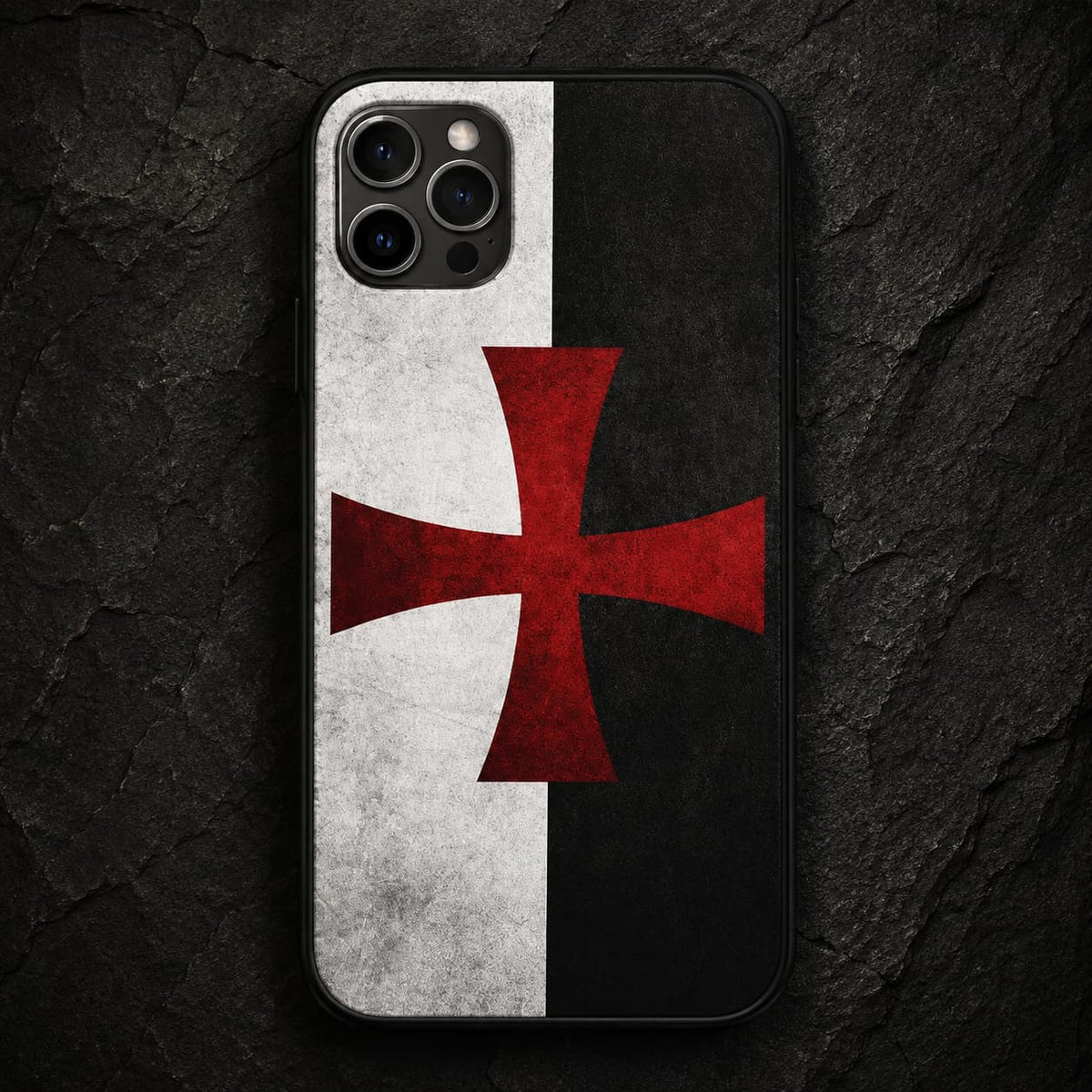 Coque iPhone Croix Templier en silicone avec croix rouge sur motif noir et blanc, posée sur pierre sombre.