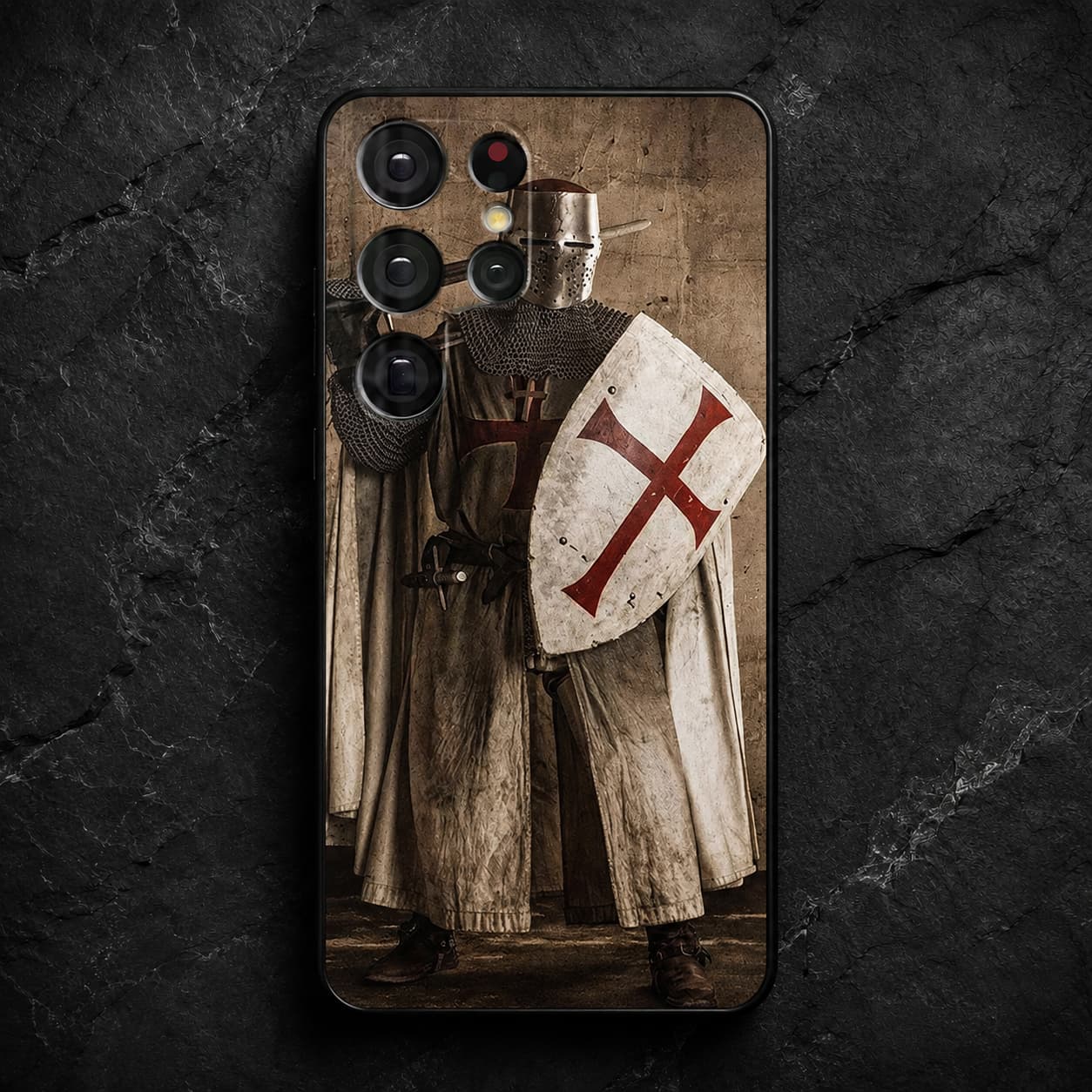 Coque Samsung Croix Templier en silicone avec chevalier templier et bouclier à croix rouge sur fond de pierre sombre.