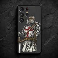 Coque Samsung Croix Templier en silicone avec chevalier templier tenant un chapelet sur fond de pierre sombre.