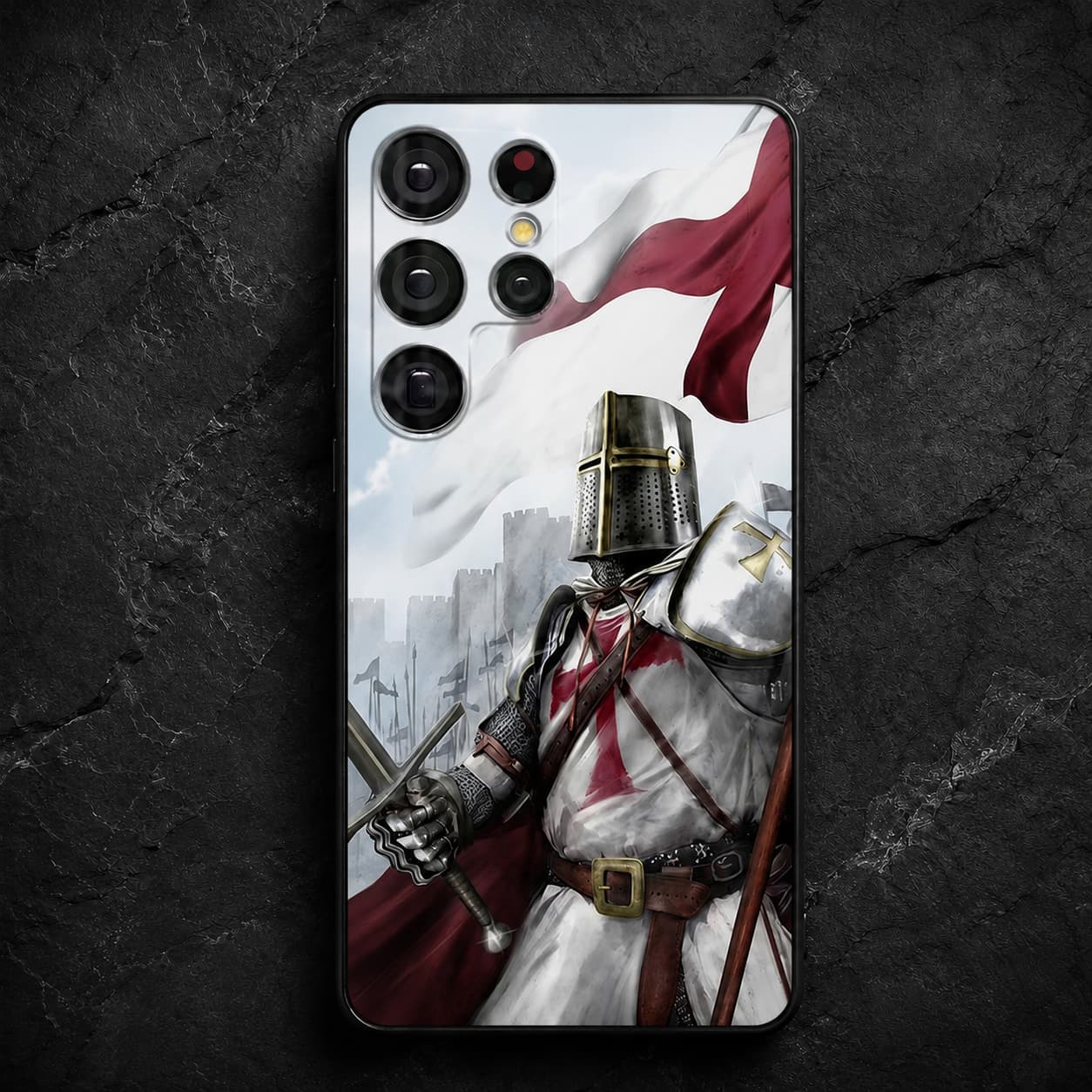 Coque Samsung Croix Templier en silicone avec chevalier en armure et drapeau rouge sur fond de pierre sombre.