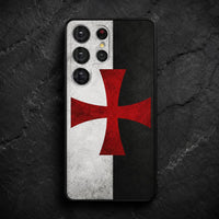 Coque Samsung Croix Templier en silicone avec croix rouge sur motif noir et blanc, posée sur pierre sombre.