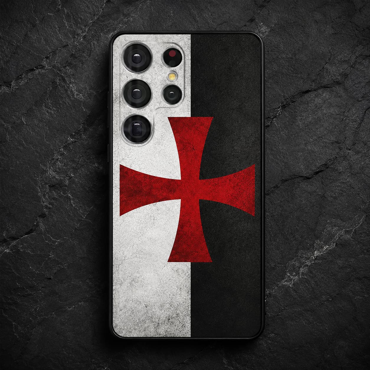 Coque Samsung Croix Templier en silicone avec croix rouge sur motif noir et blanc, posée sur pierre sombre.