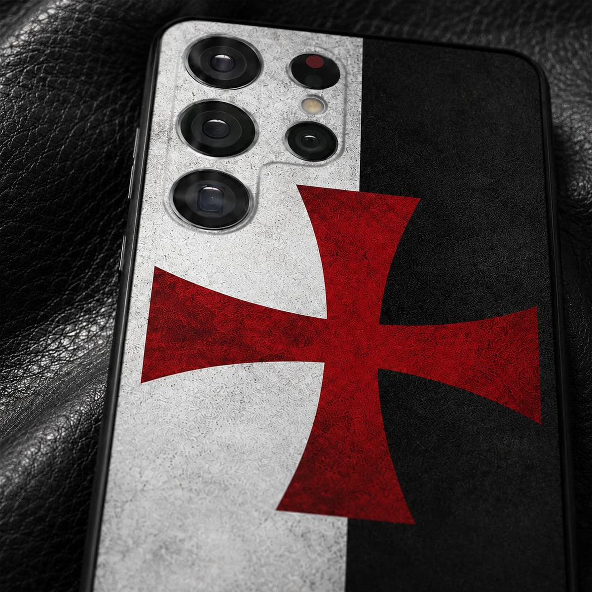 Gros plan de la Coque Samsung Croix Templier en silicone avec croix rouge, motif noir et blanc et finition texturée.