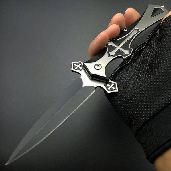 Couteau Pliant Templier de Collection en acier inoxydable présenté en main