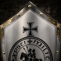 Détail du Bouclier Templier Décoratif du Sceau Sacré avec croix noire rivets et finition laiton