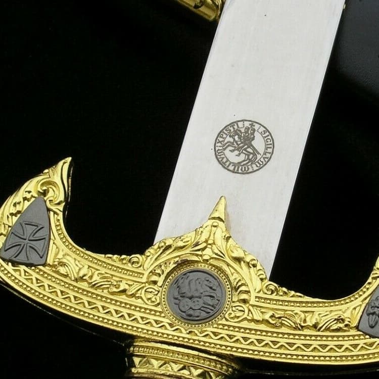 Détail du sceau templier sur la lame de la Dague Templière Décorative du Seigneur Croisé
