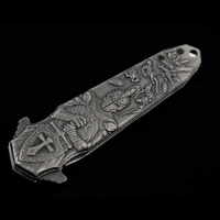 Détail du manche du Couteau Pliant du Chevalier Templier avec ornements médiévaux