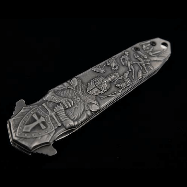 Détail du manche du Couteau Pliant du Chevalier Templier avec ornements médiévaux