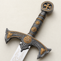 Détail de la poignée ornée de l’Épée Templière Décorative du Serment Sacré
