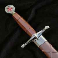 Détail du pommeau avec croix rouge de la dague templière décorative