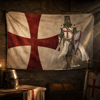 Drapeau de l'Annoncement Templier en polyester haute qualité dans une ambiance médiévale avec casque, épée et coffre ancien.
