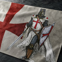 Gros plan sur le chevalier, la croix rouge et la texture du tissu du Drapeau de l'Annoncement Templier.