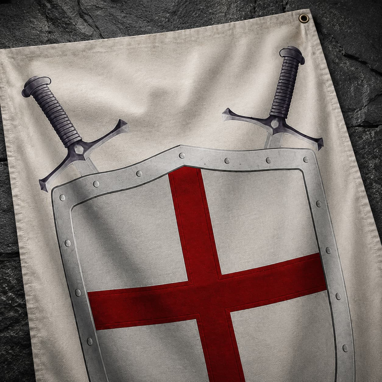 Gros plan sur le bouclier, la croix rouge et les épées du Drapeau du Chevalier Templier en polyester haute qualité.