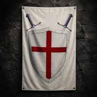 Drapeau du Chevalier Templier en polyester haute qualité accroché sur un mur de pierre médiéval sombre.