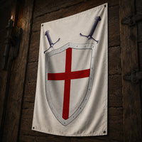 Drapeau du Chevalier Templier en polyester haute qualité présenté en vue inclinée sur un mur en bois ancien sombre.
