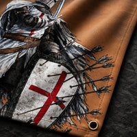 Gros plan sur le chevalier, le bouclier à croix rouge et les flèches du Drapeau de la Bataille en polyester.