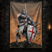 Drapeau de la Bataille en polyester accroché sur un mur de pierre médiéval sombre.
