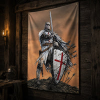 Drapeau de la Bataille en polyester présenté en vue inclinée sur fond de bois ancien sombre.