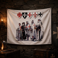 Drapeau des Ordres Chevaleresques en polyester haute qualité dans une ambiance médiévale premium avec mur de pierre, coffres, bougies et armures.