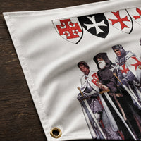 Détail du Drapeau des Ordres Chevaleresques en polyester haute qualité avec couture, œillet métallique et impression sur fond en bois ancien.
