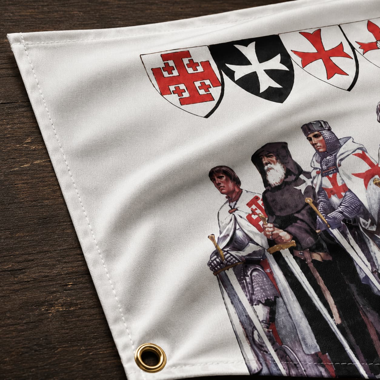 Détail du Drapeau des Ordres Chevaleresques en polyester haute qualité avec couture, œillet métallique et impression sur fond en bois ancien.