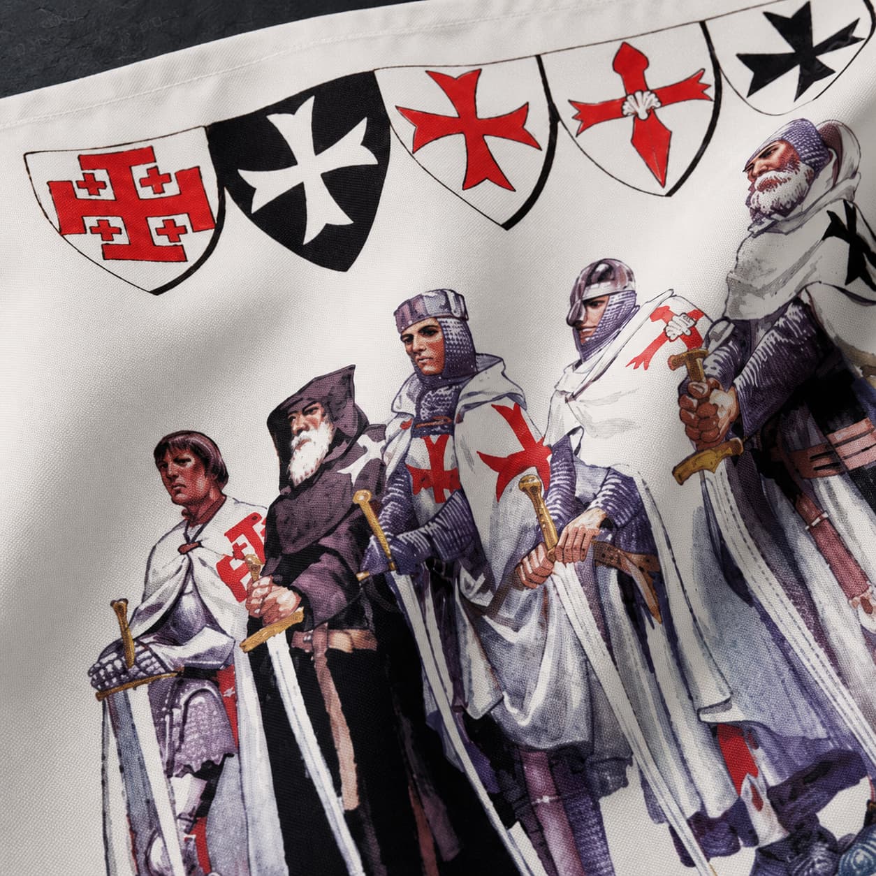 Gros plan sur le motif du Drapeau des Ordres Chevaleresques en polyester haute qualité, avec chevaliers templiers et texture du tissu visible.