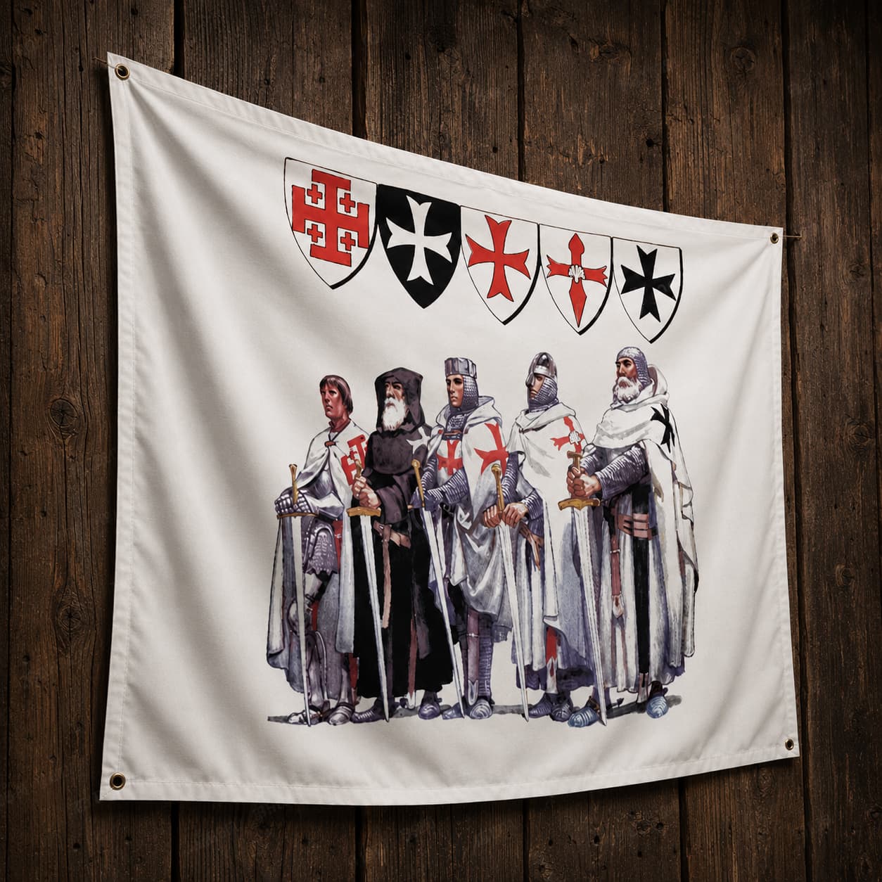 Drapeau des Ordres Chevaleresques en polyester haute qualité vu de trois quarts sur fond de bois ancien, montrant le tombé naturel du tissu.