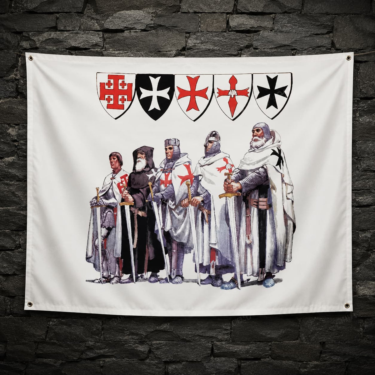 Drapeau des Ordres Chevaleresques en polyester haute qualité accroché sur un mur de pierre sombre, avec illustration de chevaliers templiers.
