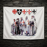 Drapeau des Ordres Chevaleresques en polyester haute qualité accroché sur un mur de pierre sombre, avec illustration de chevaliers templiers.