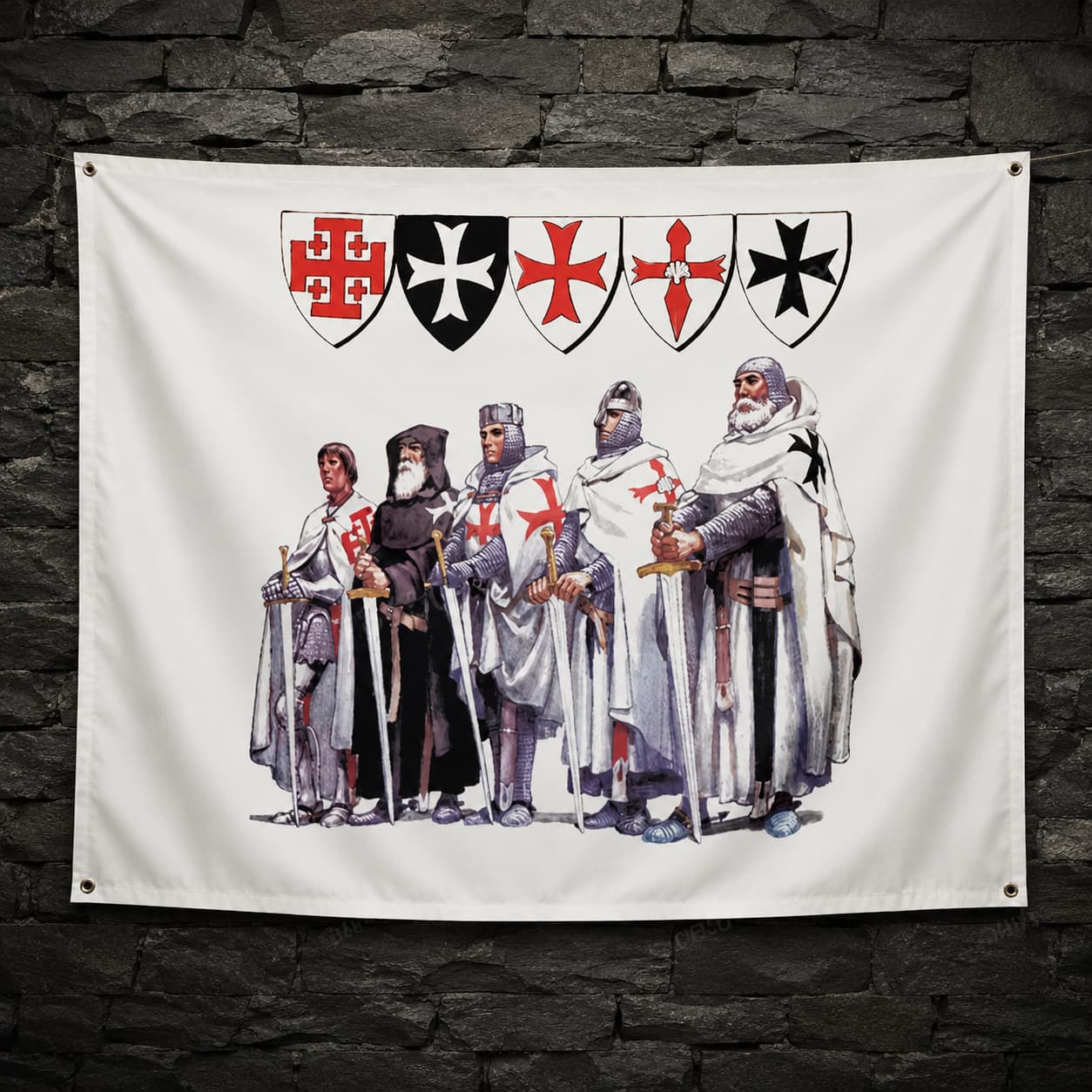 Drapeau des Ordres Chevaleresques en polyester haute qualité accroché sur un mur de pierre sombre, avec illustration de chevaliers templiers.