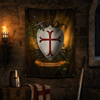 Drapeau du Bouclier Templier en polyester dans une ambiance médiévale sombre avec mur de pierre, coffre, casque, épée et bougie.
