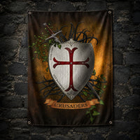 Drapeau du Bouclier Templier en polyester accroché sur un mur de pierre sombre avec bouclier croisé et œillets visibles.