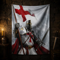 Drapeau Fierté du Templier en polyester dans une ambiance médiévale avec pierre sombre, casque et épée.