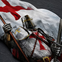Gros plan sur le chevalier templier imprimé sur le Drapeau Fierté du Templier en polyester.