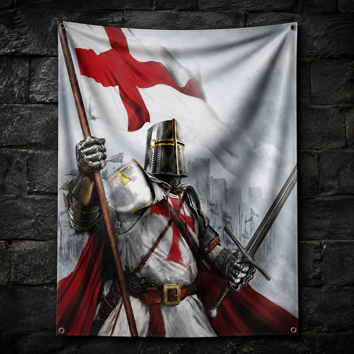 Drapeau Fierté du Templier en polyester accroché sur un mur de pierre médiéval sombre.