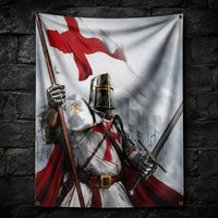 Drapeau Fierté du Templier en polyester accroché sur un mur de pierre médiéval sombre.