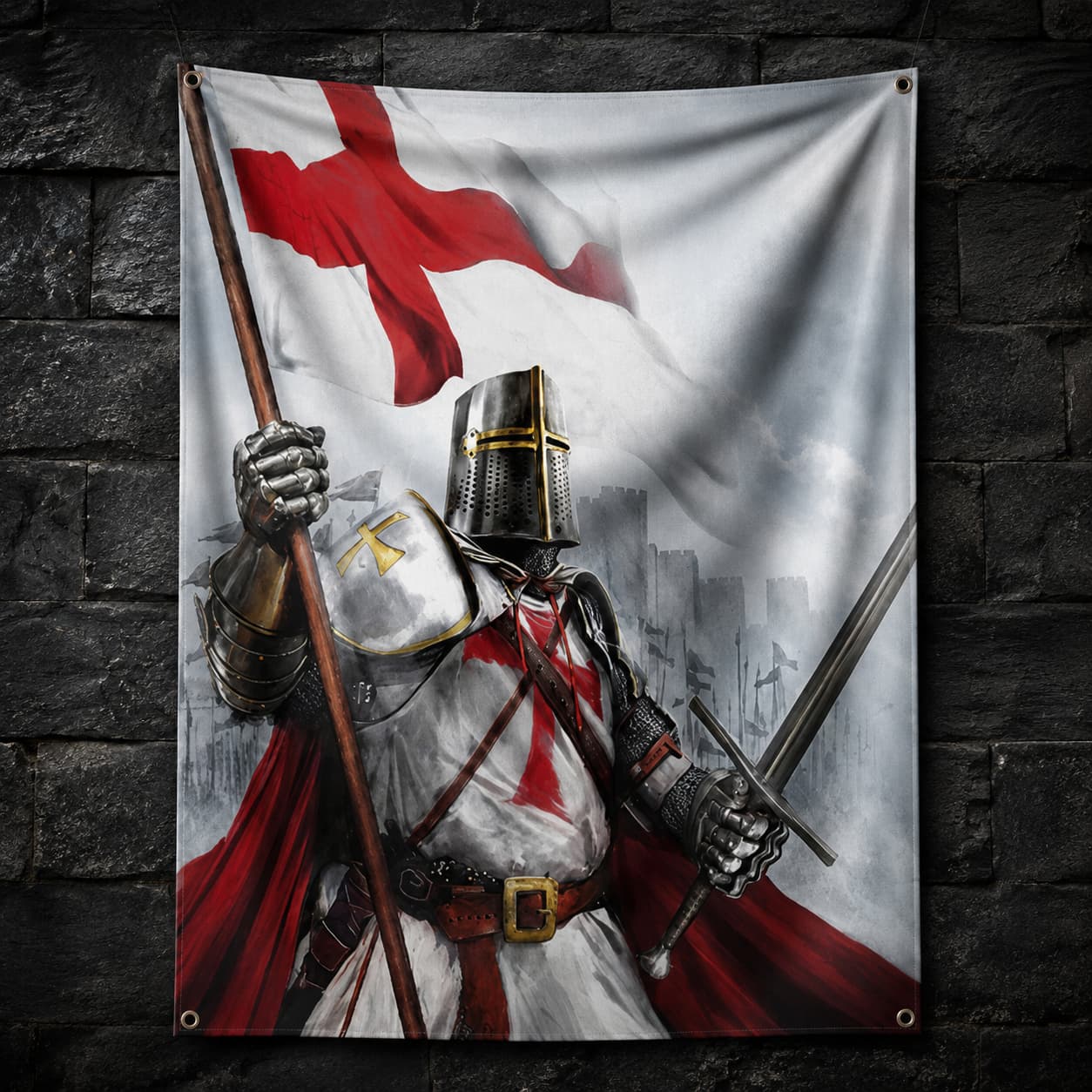 Drapeau Fierté du Templier en polyester accroché sur un mur de pierre médiéval sombre.