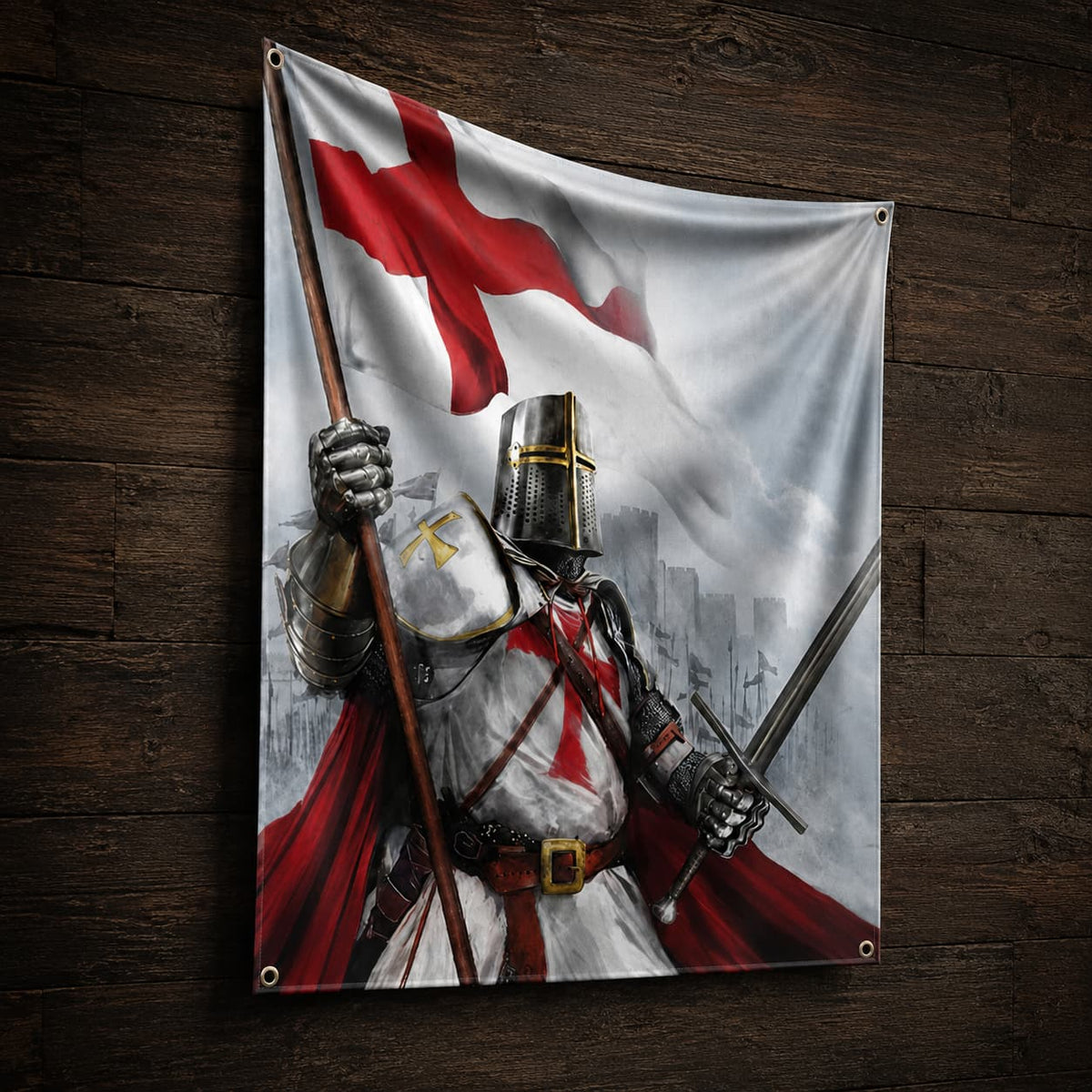 Drapeau Fierté du Templier en polyester présenté en vue inclinée sur un fond en bois ancien sombre.