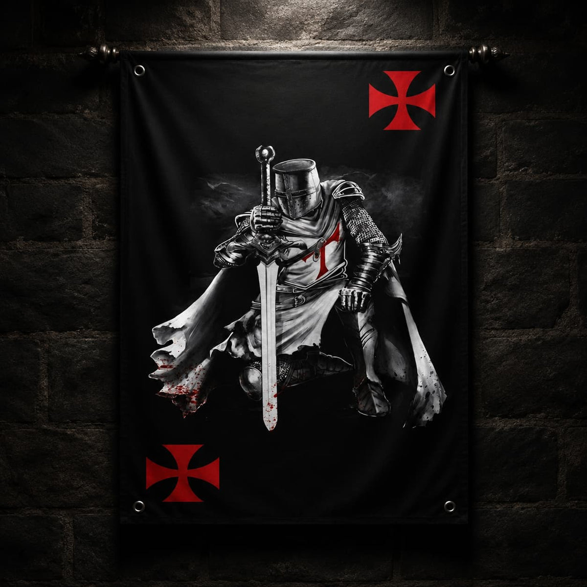Drapeau Prière de Templier en polyester haute qualité accroché sur un mur de pierre sombre.