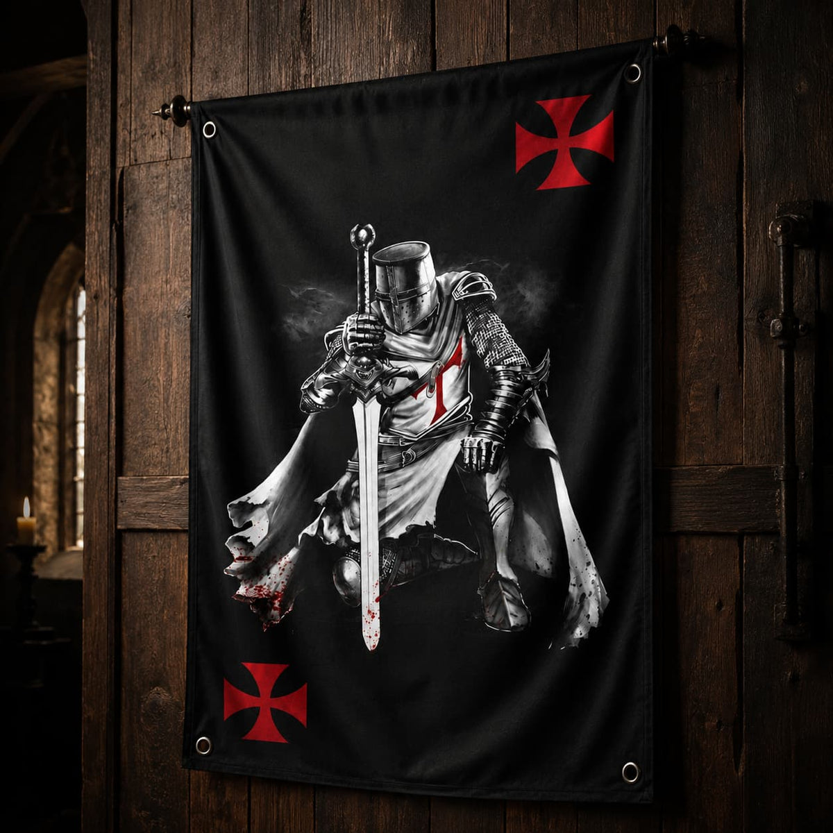 Drapeau Prière de Templier en polyester haute qualité présenté en vue inclinée sur fond de bois ancien sombre.