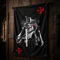 Drapeau Prière de Templier en polyester haute qualité présenté en vue inclinée sur fond de bois ancien sombre.